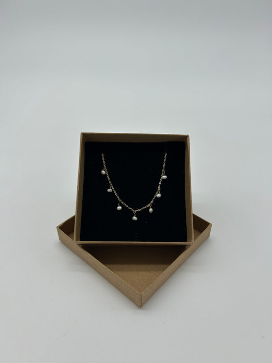 GOLD NECKLACE WITH PEARLS